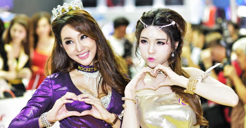 2 Thai women in Fashion Mall
